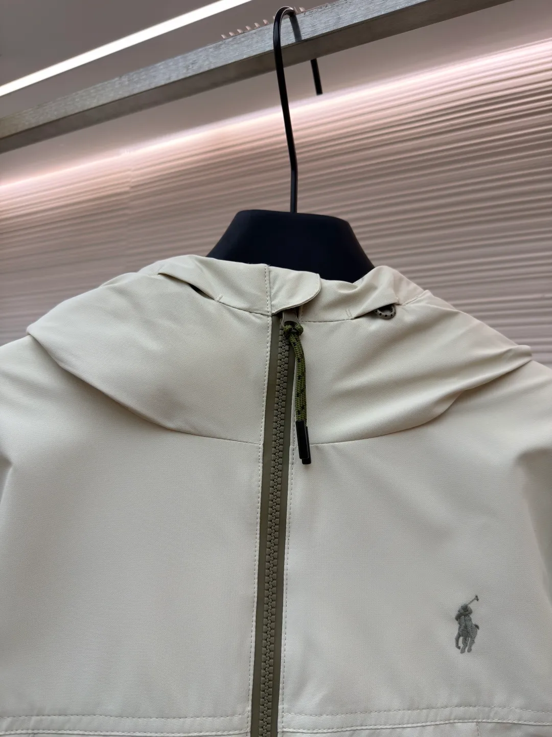 P990 Ralph Lauren logo hooded down jacket ●Original version: Purchased and developed in 2519 ●Item number: 1682204-D60 ●Fabric: White duck down fabric ●Technology: Mechanical down filling ●Color: white ●Version: Fitted version ●Weight: about 880 grams ●Size: S-M-L-XL ●Description: Made of 90 white duck down with a weight of 220g to ensure excellent thermal insulation performance. After strict screening and treatment, the velvet is not easy to drill, ensuring durability. The classic jacket has a slightly loose fit, with slightly dropped shoulder lines (shoulder width is 1-2cm wider than the standard fit). The length reaches the hips, and the sleeves are slightly tapered straight sleeves, taking into account freedom of movement and casual style. The adjustable Velcro on the cuffs allows you to freely adjust the tightness according to the thickness of your wrist and personal preferences, effectively preventing cold wind from intruding, and improving the warmth performance. In terms of storage, the two front zipper pockets are convenient for you to place frequently used items, and the zipper design ensures that items are not easily lost. A built-in pocket on the left side of the chest provides a safe storage space for some small private items. The drawstring design at the hem allows you to adjust the shape of the jacket according to your body shape and dressing needs. Whether it is loose and casual or slim and neat, you can easily control it. The overall wiring is straight and delicate, the fabric is comfortable and soft, and the color is consistent without color difference. It can be matched with the same style to create a fashionable look and control various occasions. Customized accessories, complete with three standards, same style for men and women!